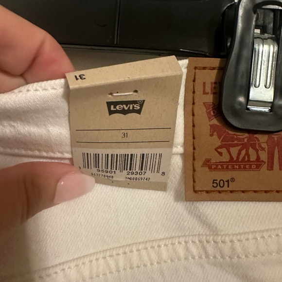 Levi's Women's White Denim Shorts - Picture 4 of 5